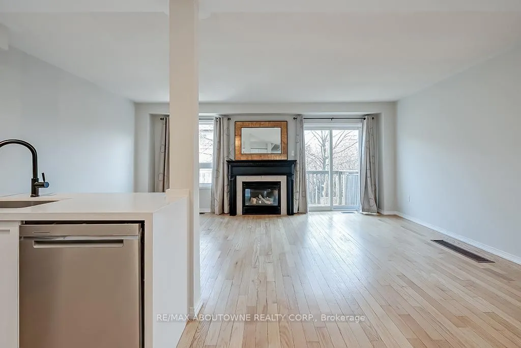 Photo 9 of Unit 20, 1290 Heritage Way, Oakville, Glen Abbey — HOMEH