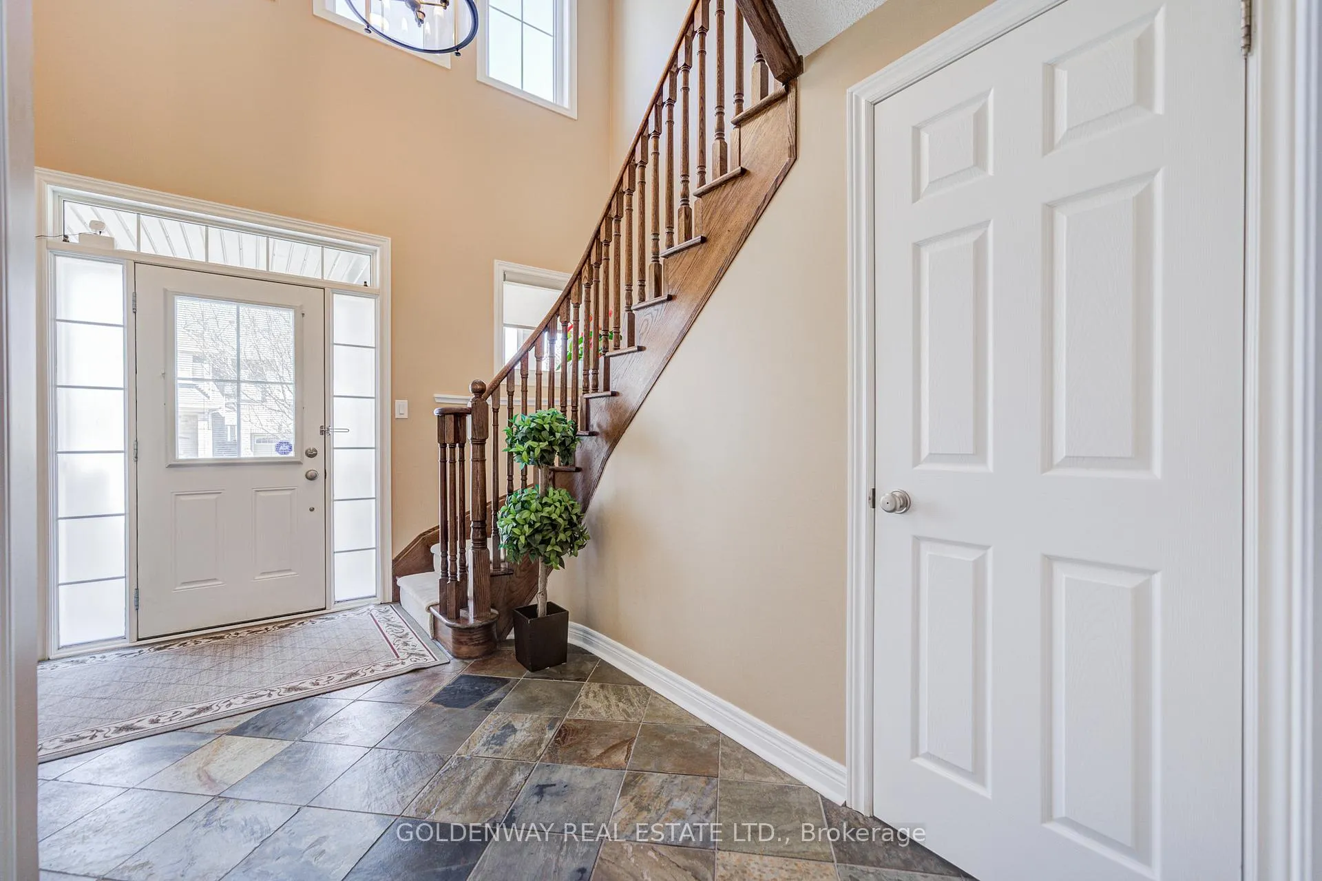 Photo 5 of 9 Duke Of Cornwall Drive, Markham, Victoria Square — HOMEH