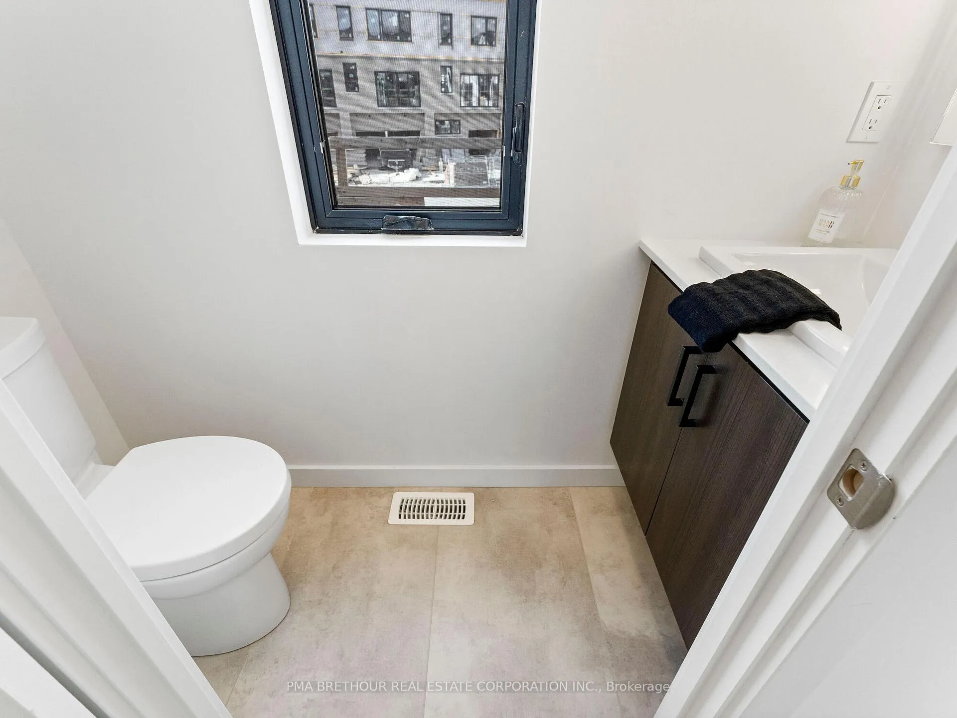 Photo 25 of 18 Rainwater Lane, Barrie, Holly — HOMEH