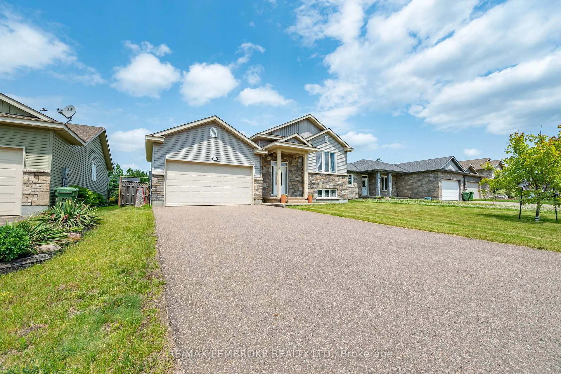 Photo 2 of 547 Gardner Crescent, Petawawa — HOMEH