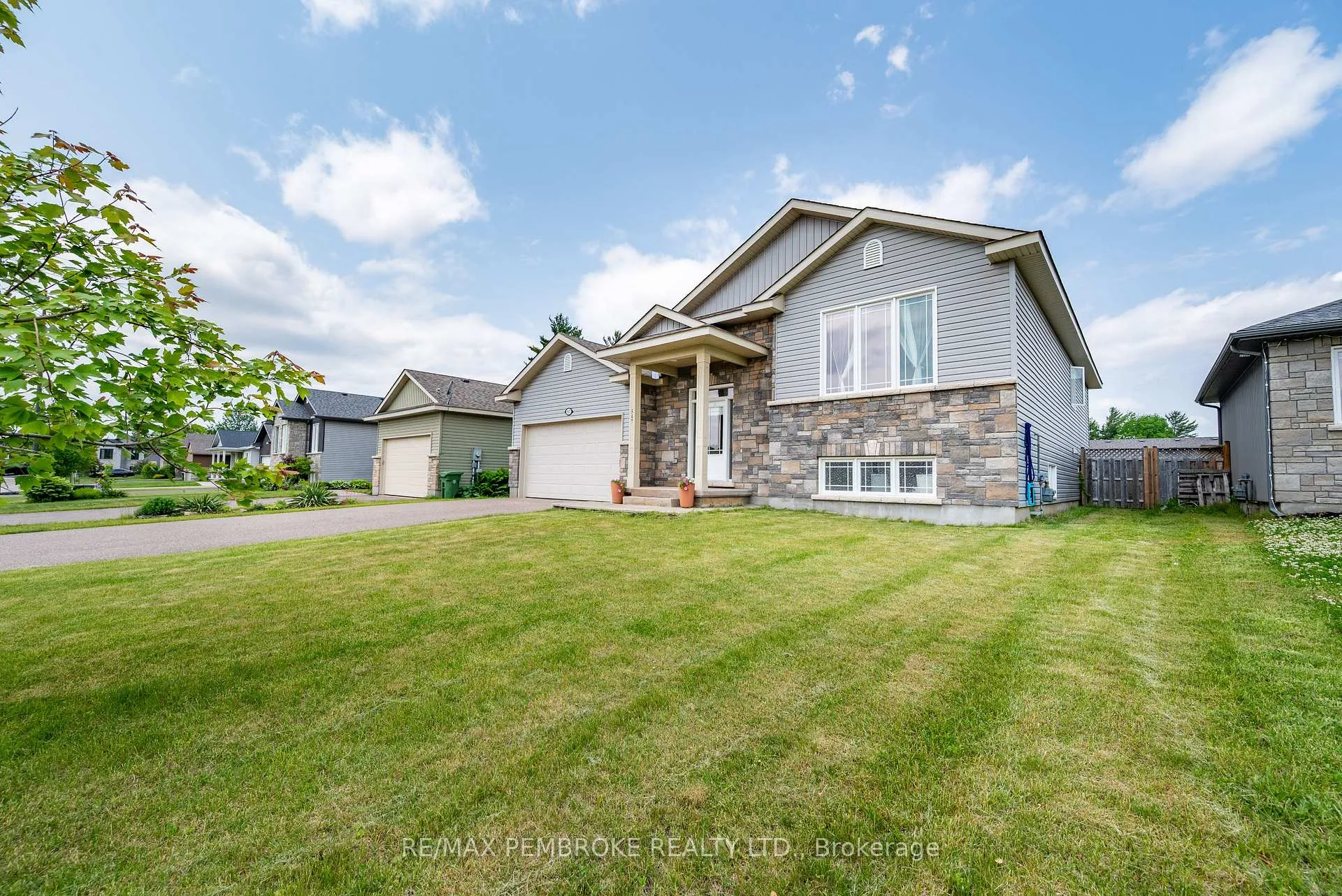 Photo 3 of 547 Gardner Crescent, Petawawa — HOMEH