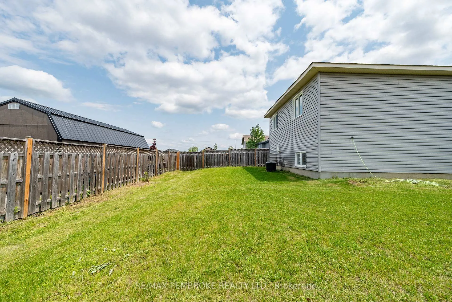 Photo 5 of 547 Gardner Crescent, Petawawa — HOMEH