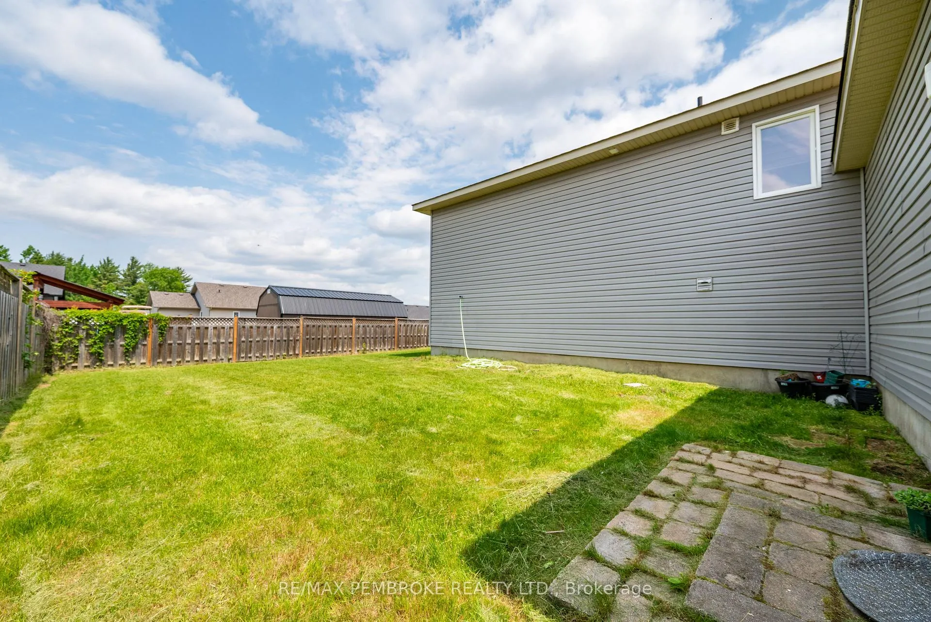 Photo 6 of 547 Gardner Crescent, Petawawa — HOMEH