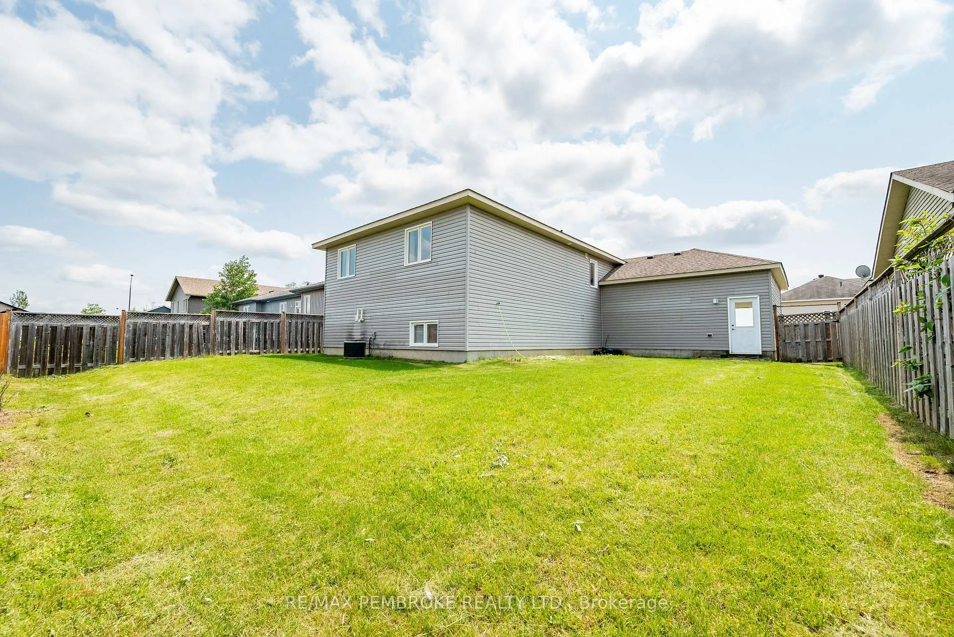 Photo 7 of 547 Gardner Crescent, Petawawa — HOMEH