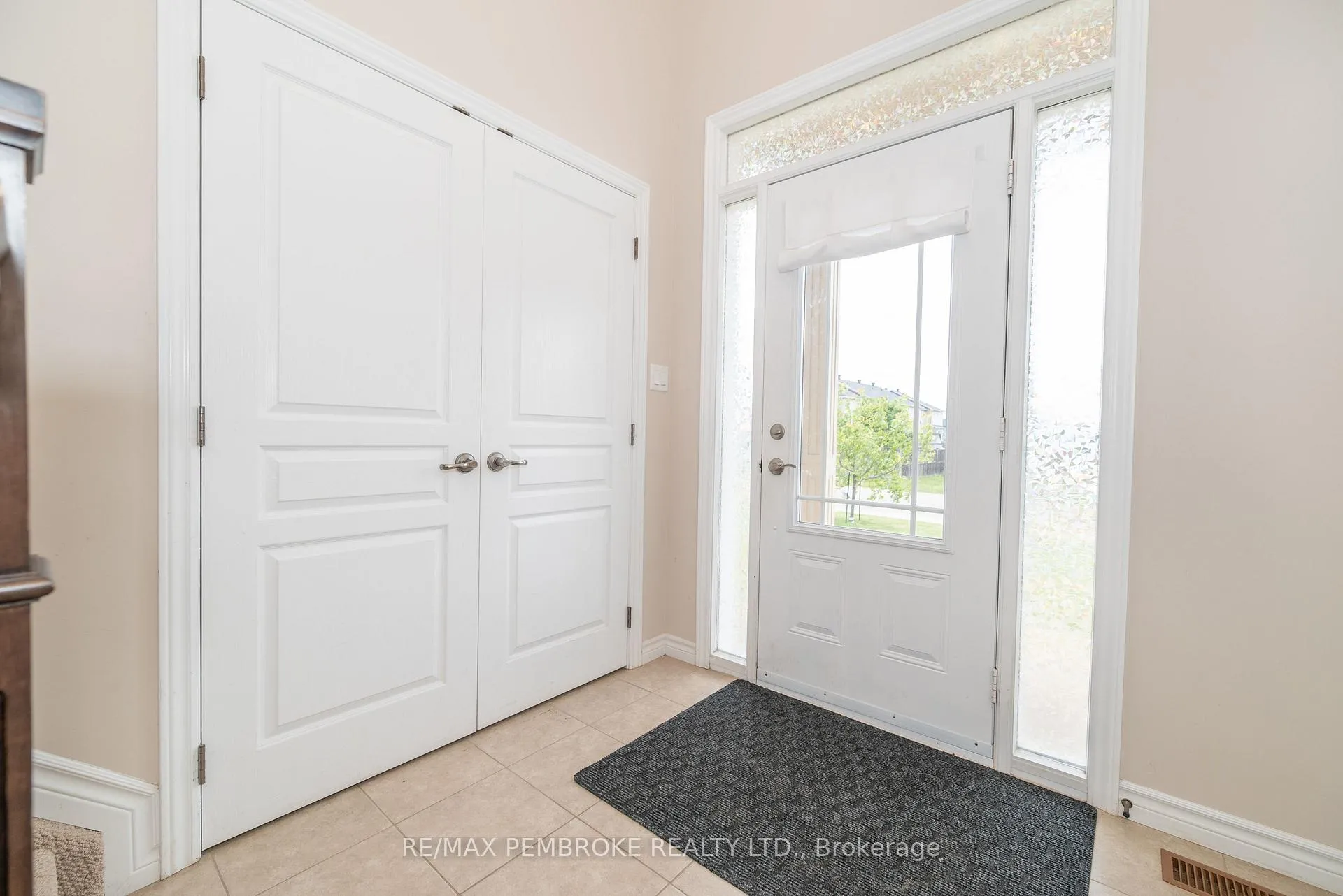 Photo 9 of 547 Gardner Crescent, Petawawa — HOMEH
