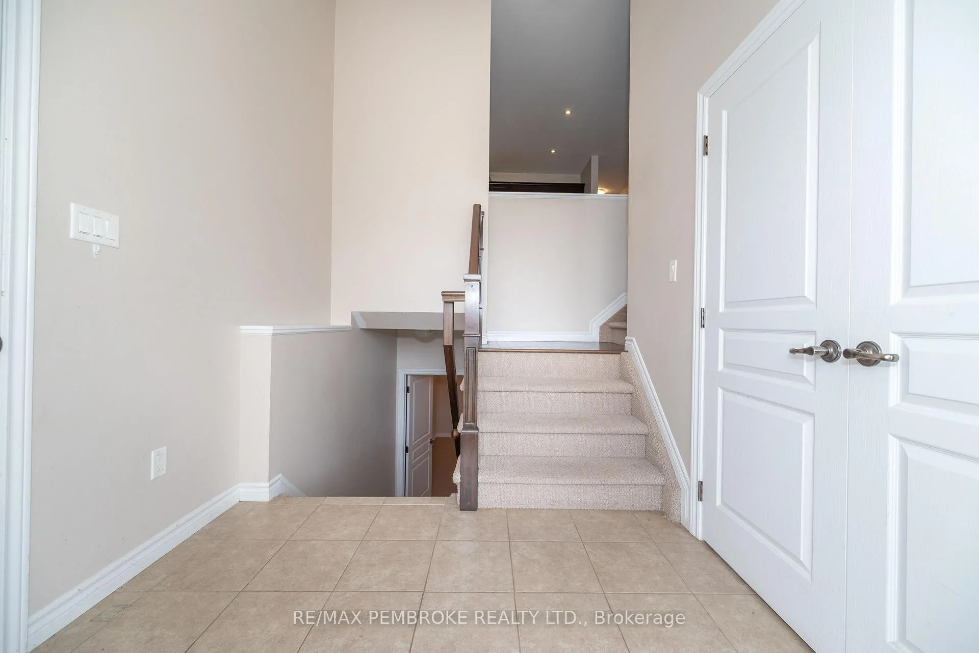 Photo 10 of 547 Gardner Crescent, Petawawa — HOMEH