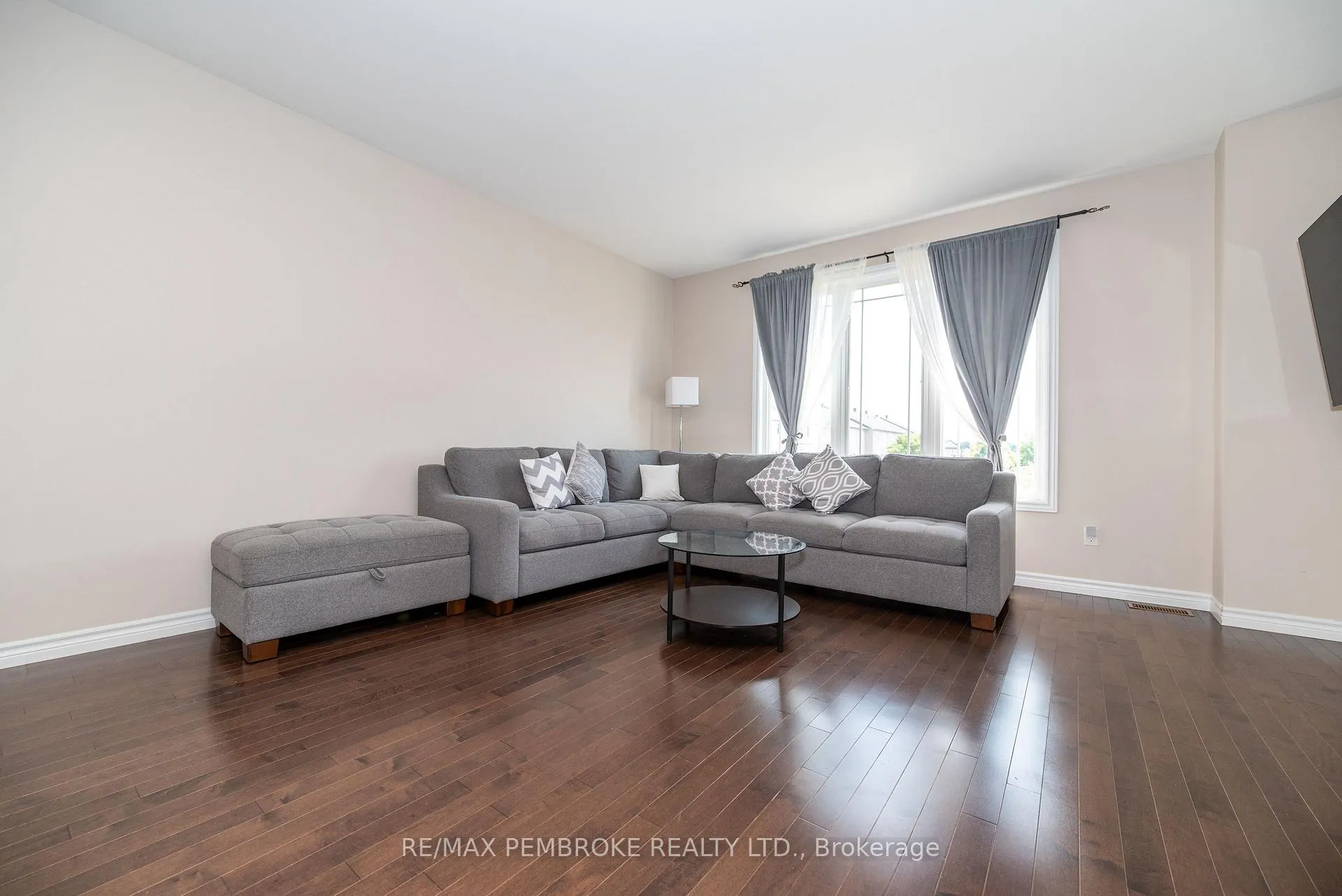 Photo 11 of 547 Gardner Crescent, Petawawa — HOMEH
