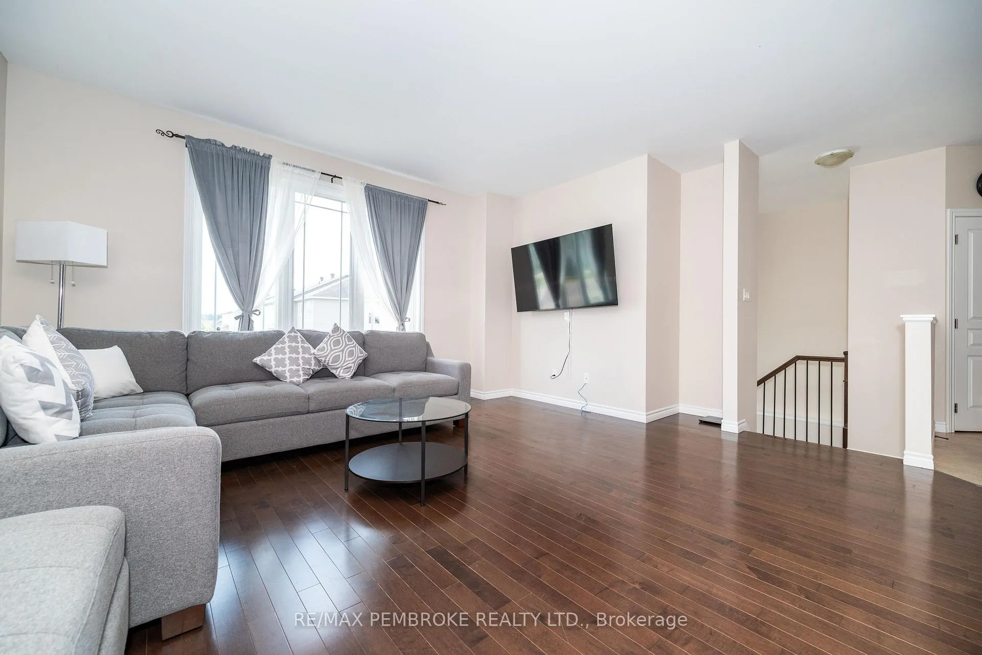 Photo 12 of 547 Gardner Crescent, Petawawa — HOMEH