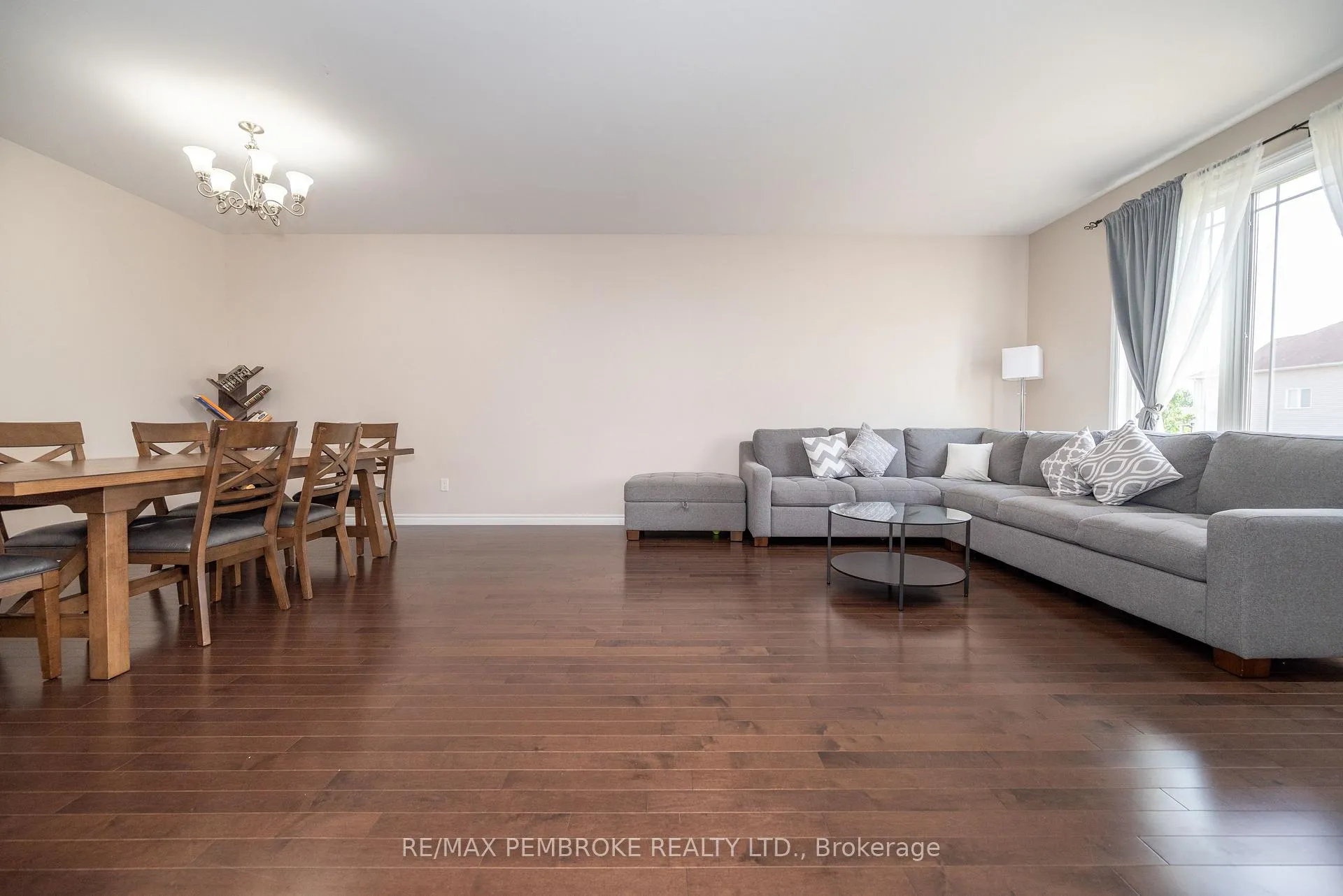 Photo 13 of 547 Gardner Crescent, Petawawa — HOMEH
