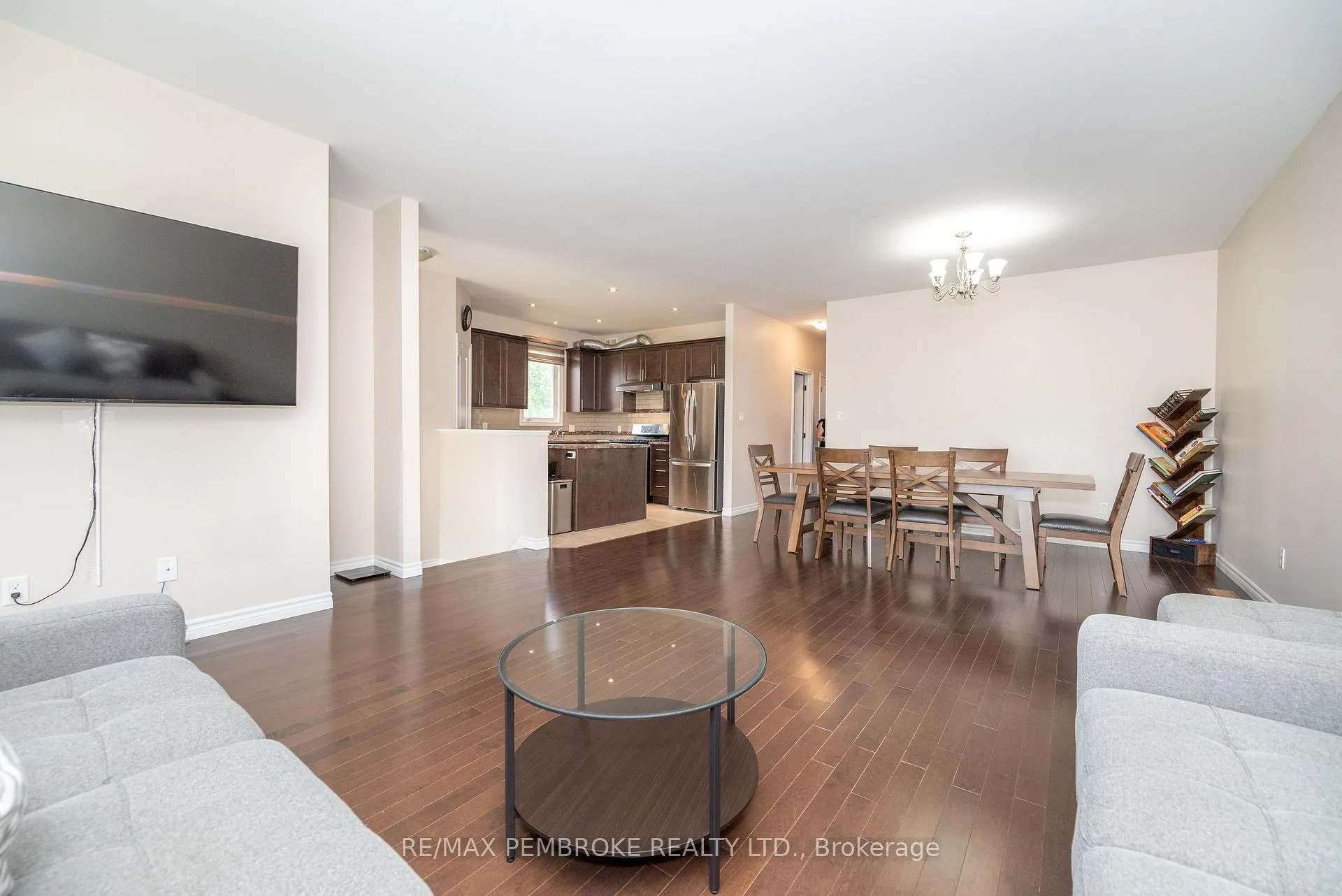 Photo 14 of 547 Gardner Crescent, Petawawa — HOMEH