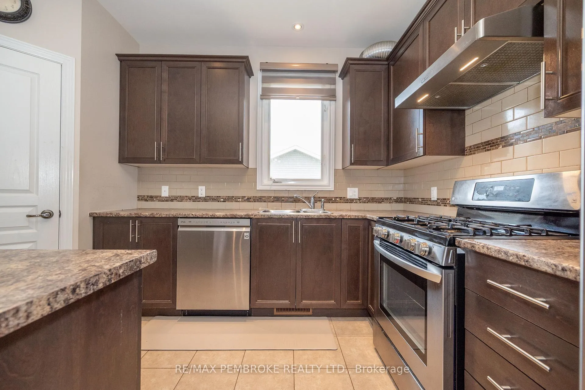 Photo 18 of 547 Gardner Crescent, Petawawa — HOMEH