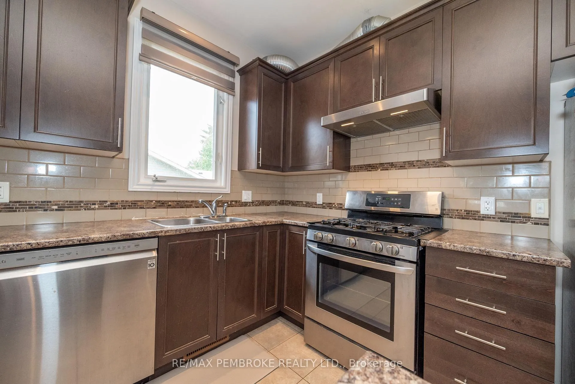 Photo 19 of 547 Gardner Crescent, Petawawa — HOMEH