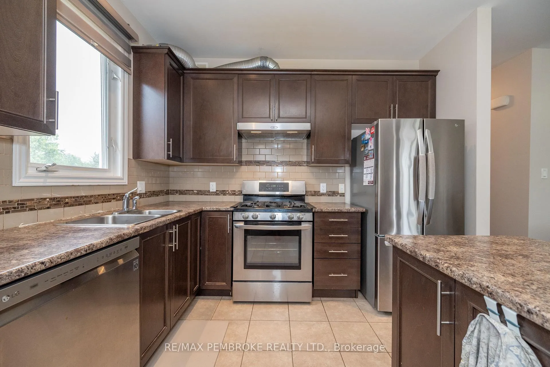 Photo 20 of 547 Gardner Crescent, Petawawa — HOMEH