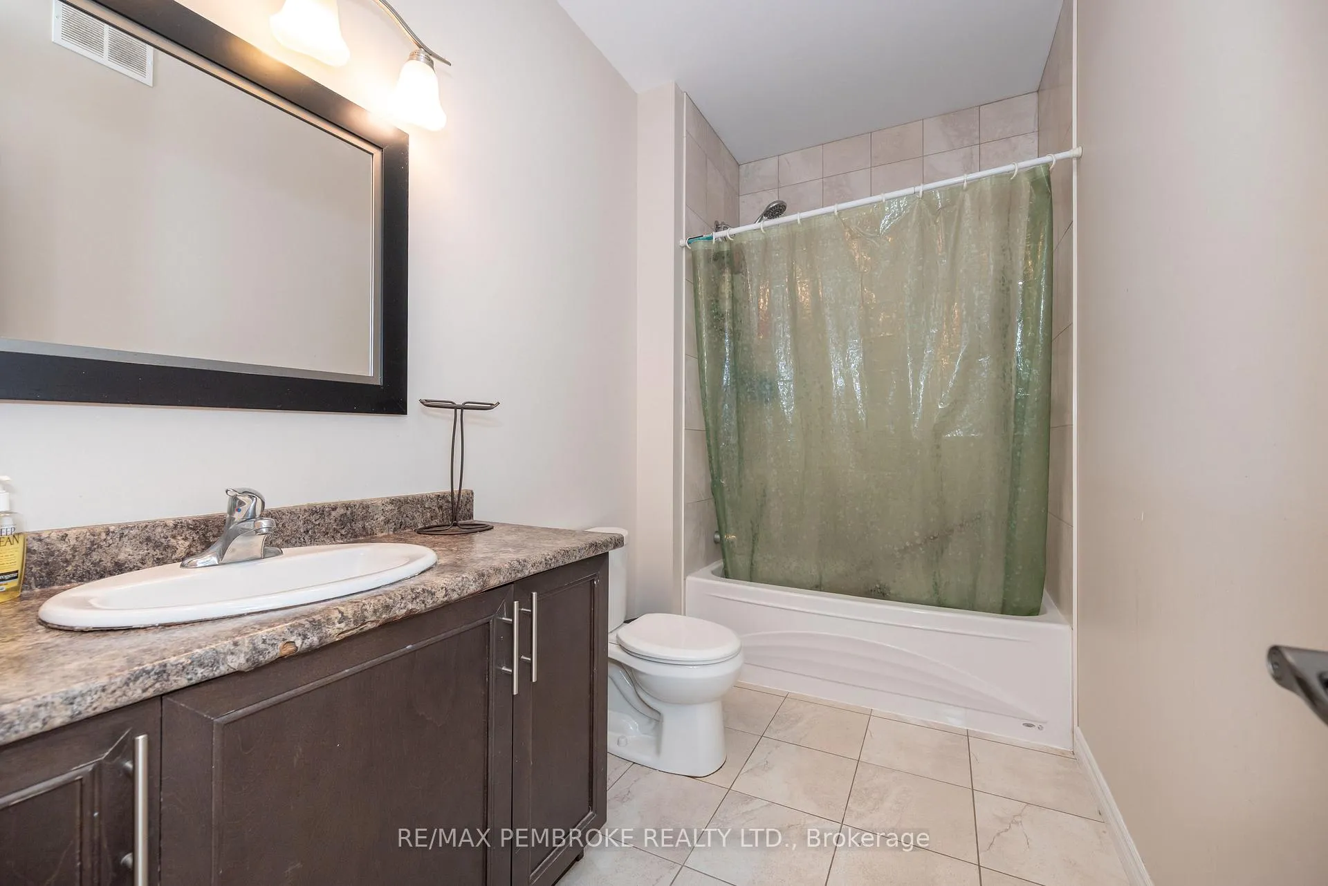 Photo 21 of 547 Gardner Crescent, Petawawa — HOMEH