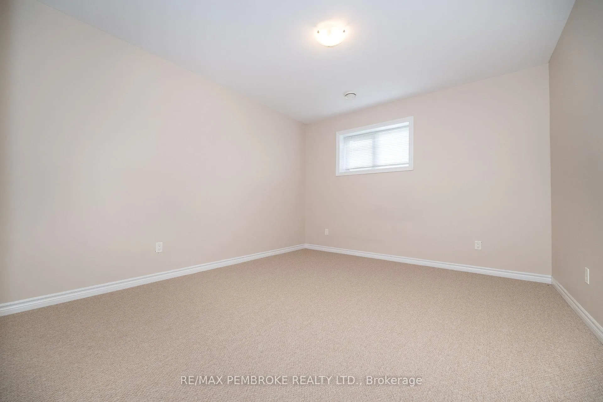 Photo 27 of 547 Gardner Crescent, Petawawa — HOMEH