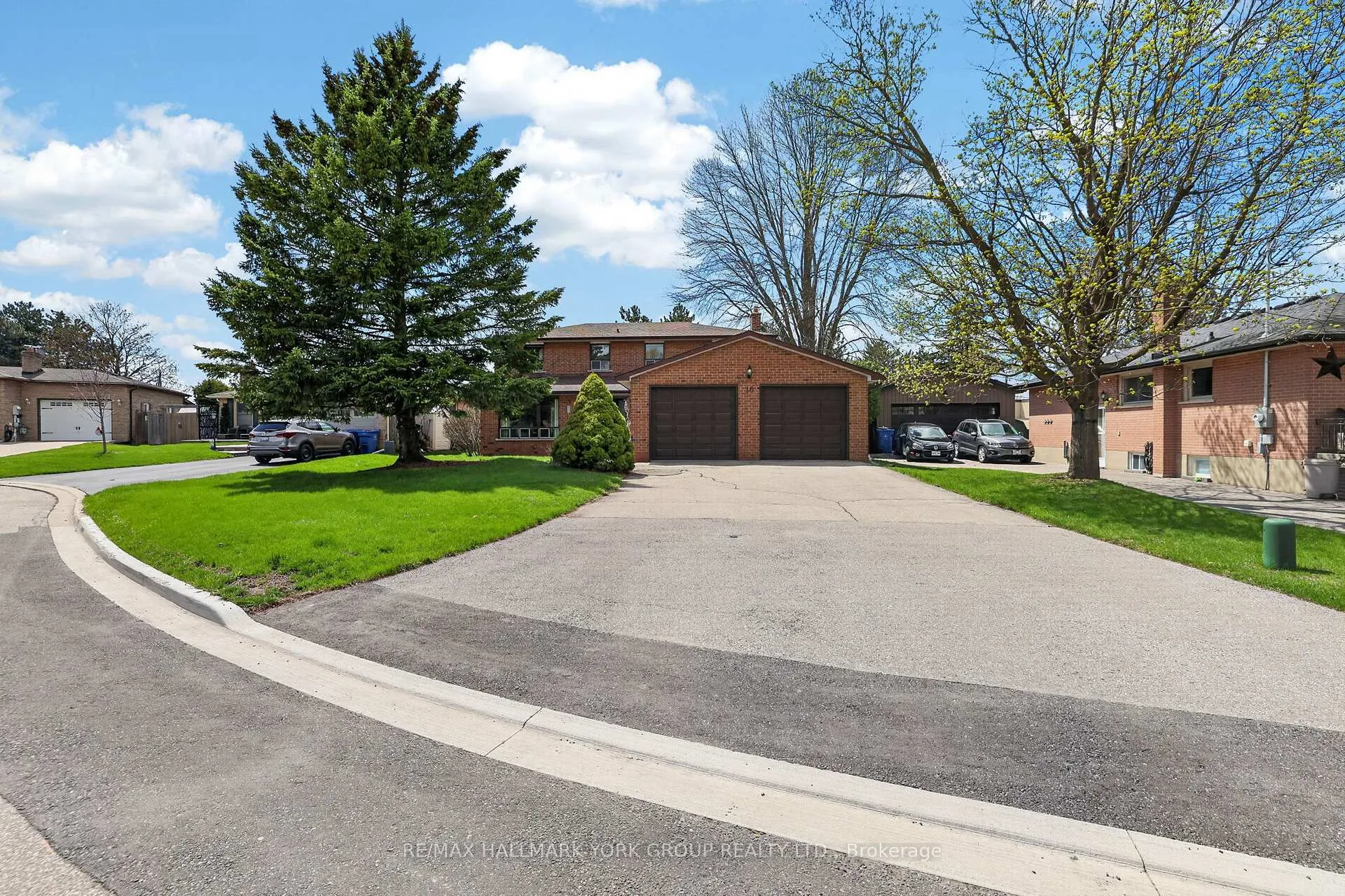 Photo 2 of 16 Wenderly Drive, Aurora, Aurora Village — HOMEH