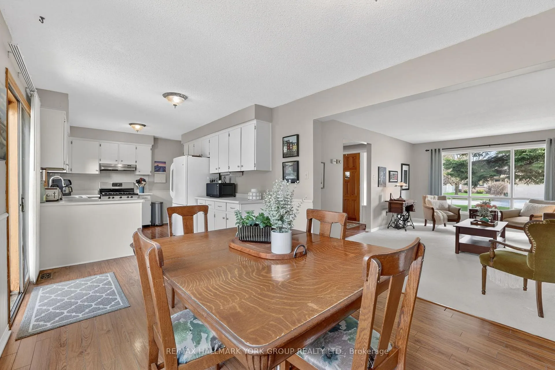 Photo 13 of 16 Wenderly Drive, Aurora, Aurora Village — HOMEH