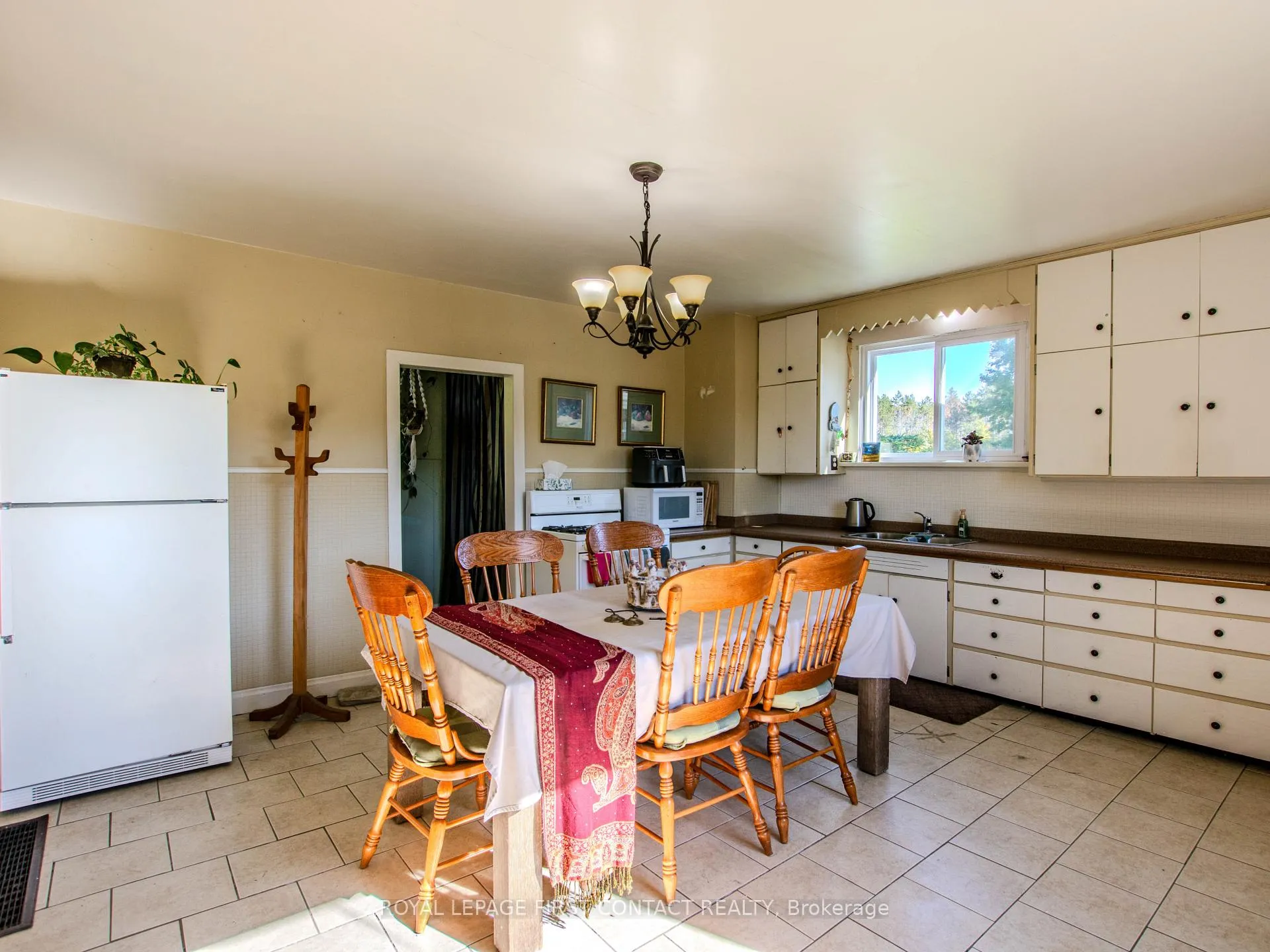 Photo 7 of 2041 Flos 4 Road W, Springwater, Rural Springwater — HOMEH