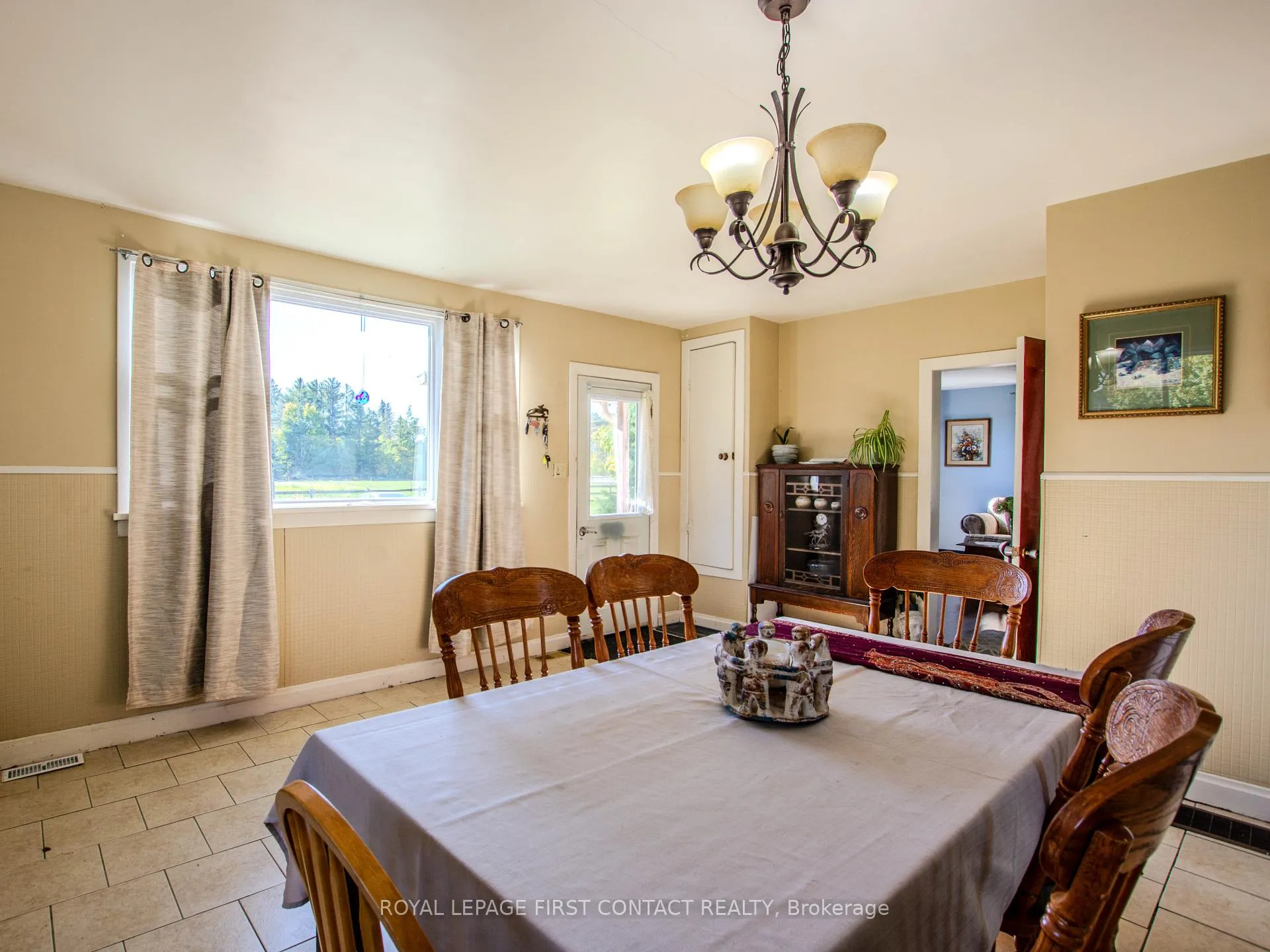 Photo 8 of 2041 Flos 4 Road W, Springwater, Rural Springwater — HOMEH