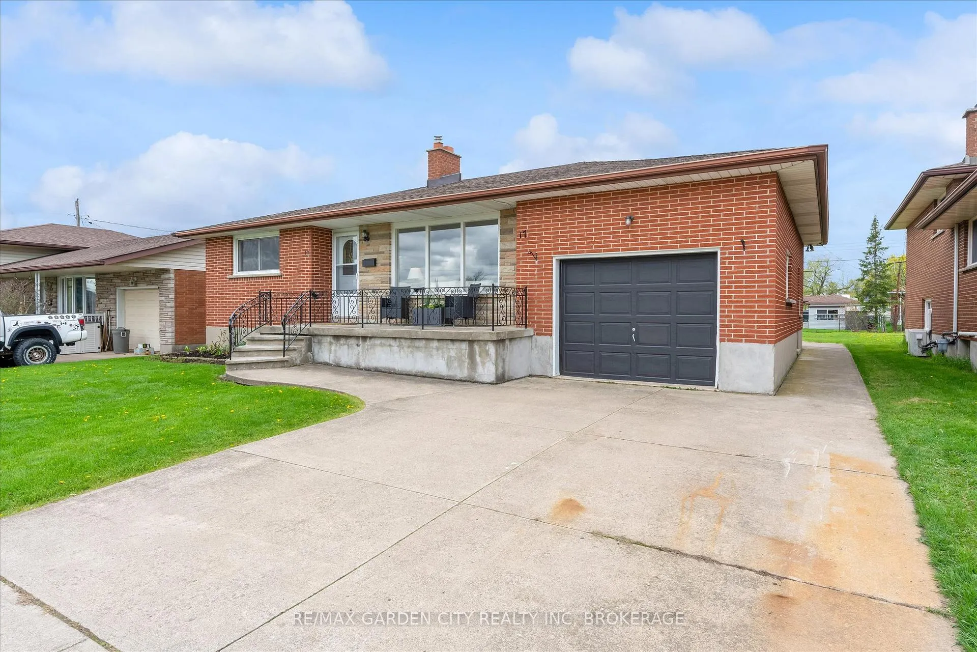 Photo 2 of 17 St. Charles Drive, Thorold, Thorold Downtown — HOMEH