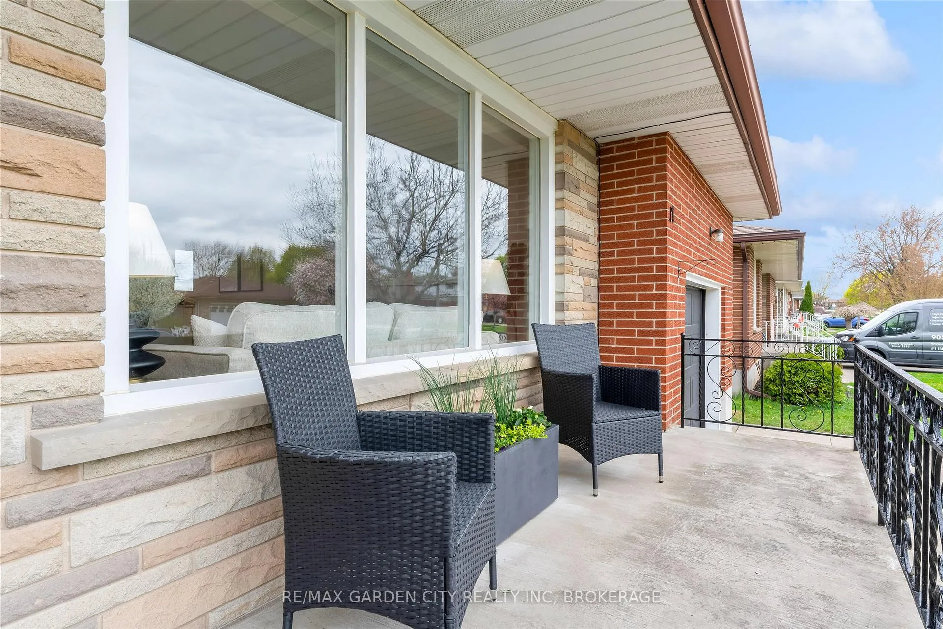 Photo 3 of 17 St. Charles Drive, Thorold, Thorold Downtown — HOMEH