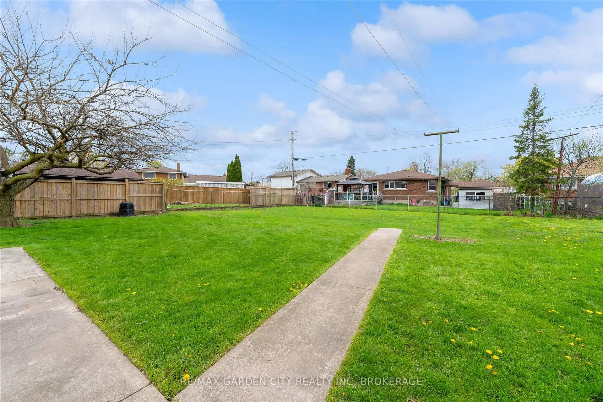 Photo 30 of 17 St. Charles Drive, Thorold, Thorold Downtown — HOMEH