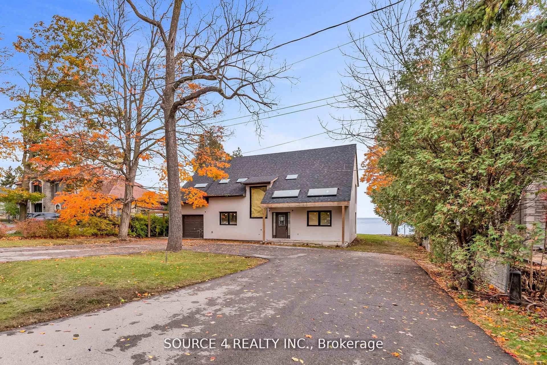 Front of 1376 Lakeshore Road W