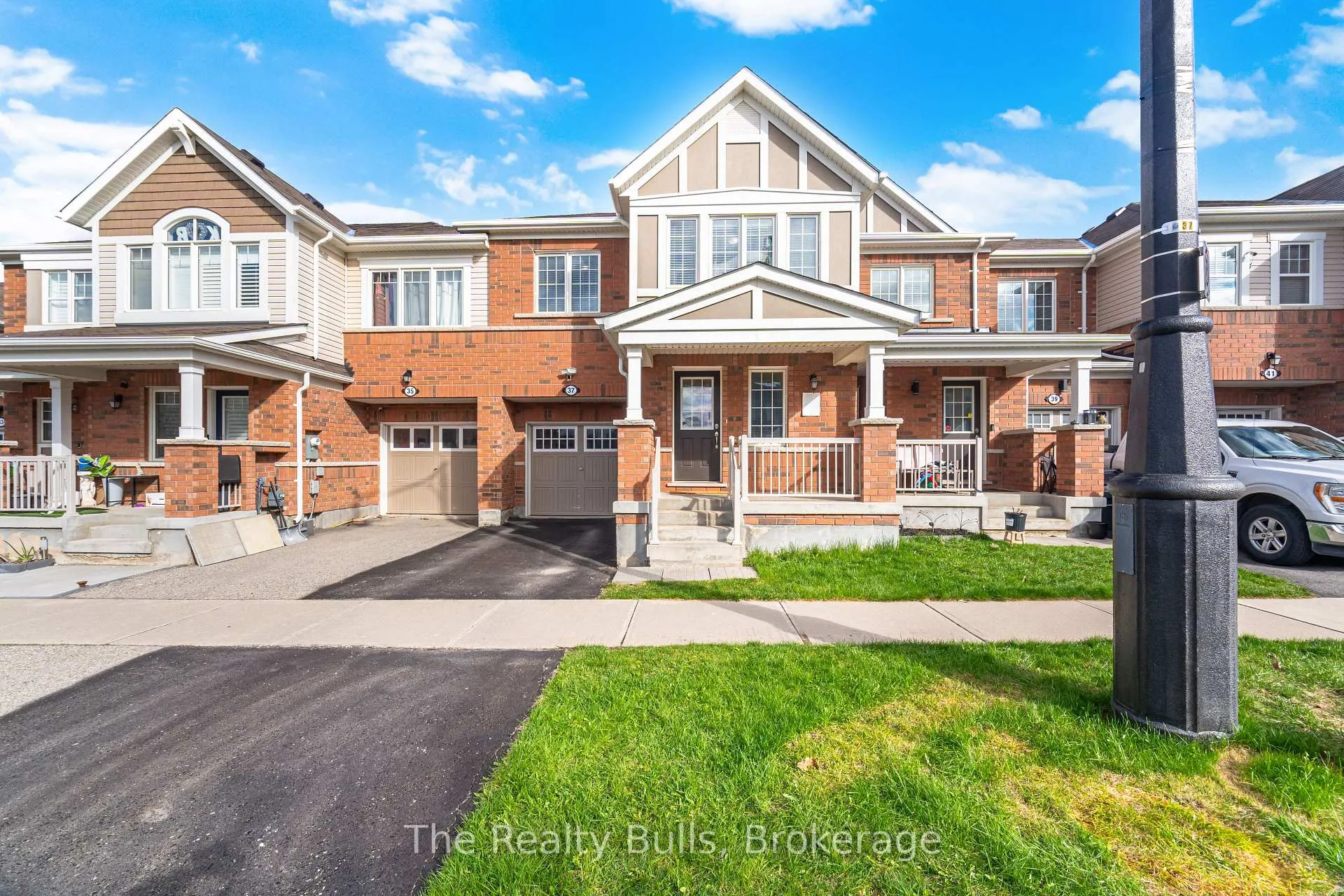 Photo 3 of 37 Lothbury Drive NW, Brampton, Northwest Brampton — HOMEH