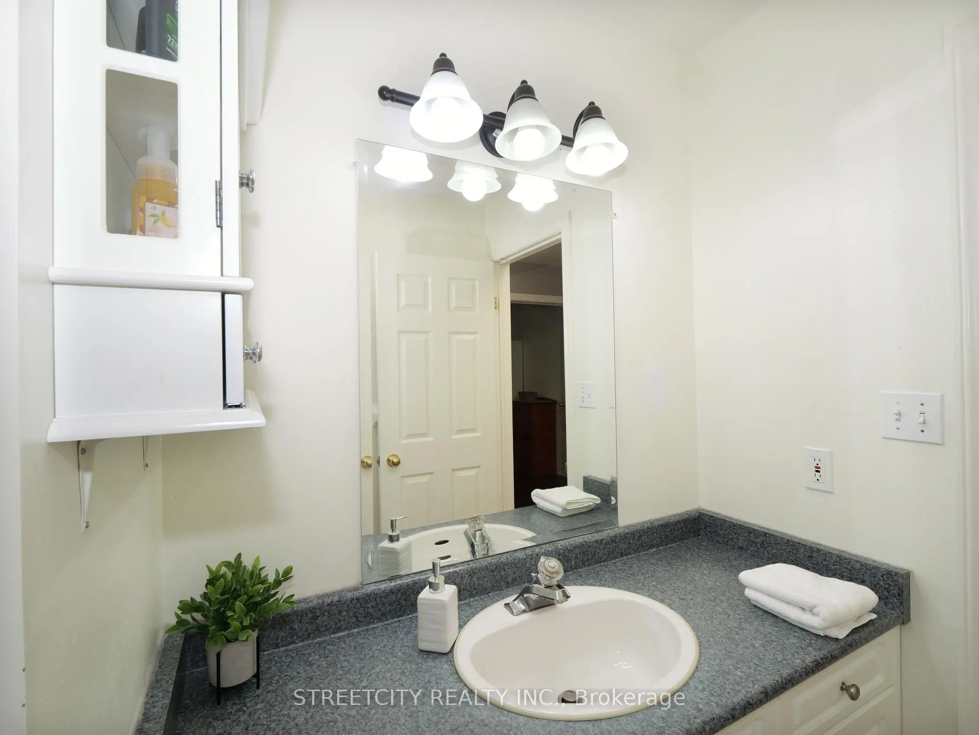 Photo 24 of 97 Gregory Crescent, Stratford — HOMEH