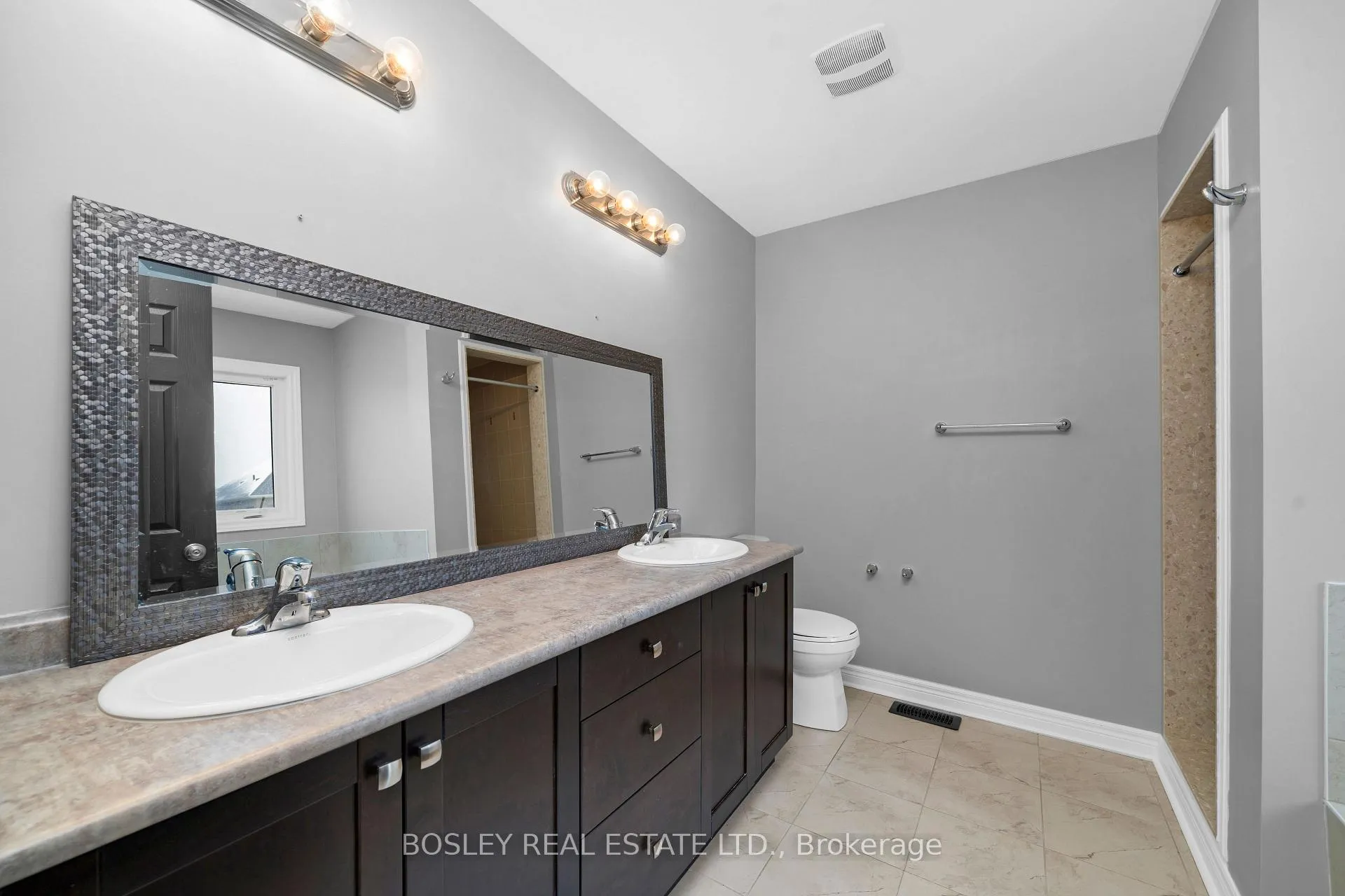 Photo 16 of 24 Schwalm Crescent, New Tecumseth, Tottenham — HOMEH