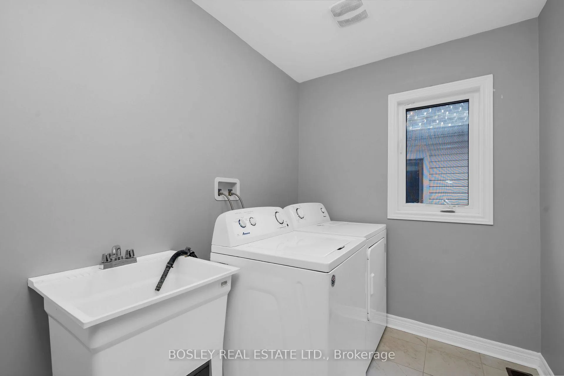 Photo 24 of 24 Schwalm Crescent, New Tecumseth, Tottenham — HOMEH