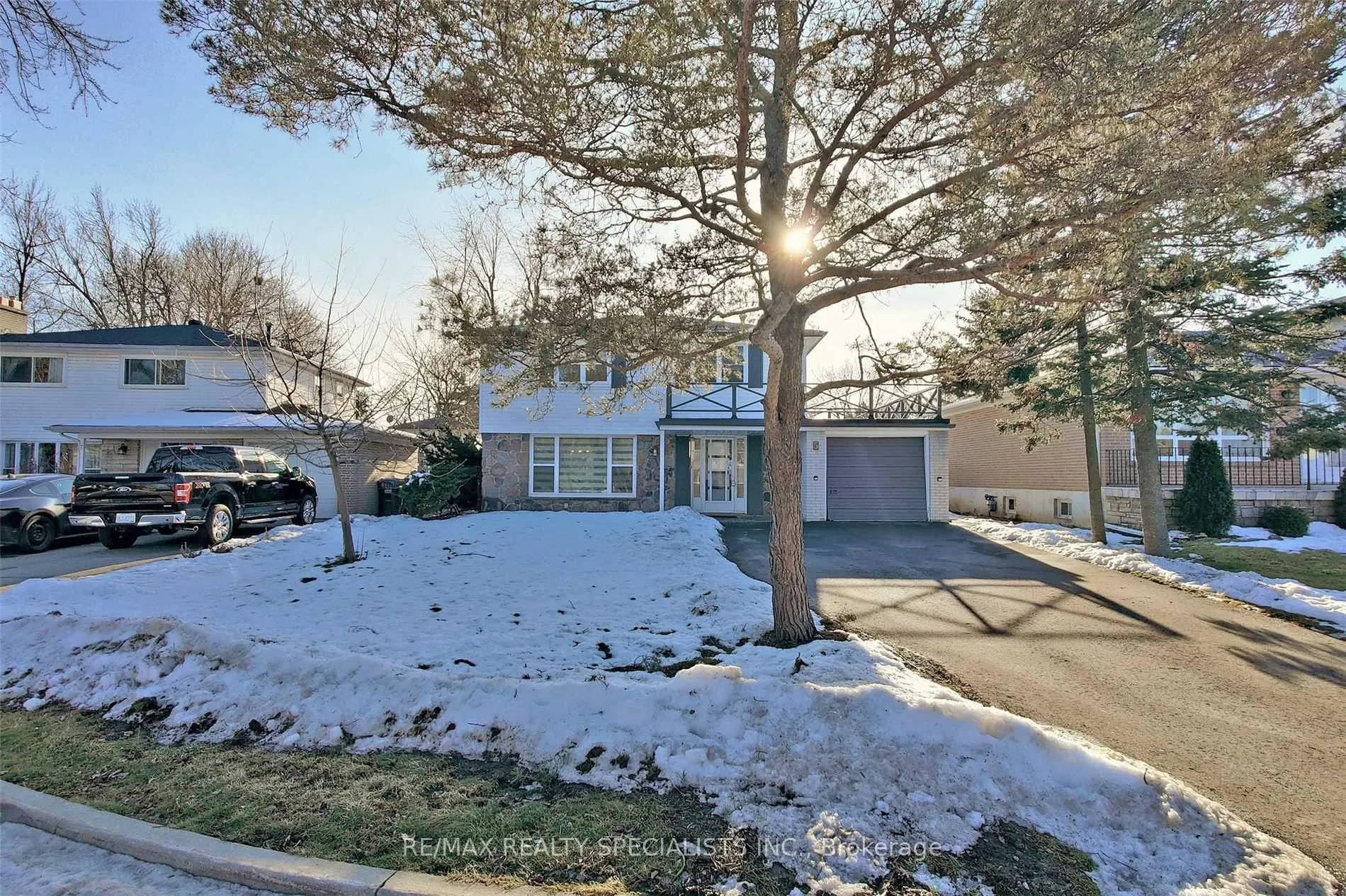Photo 2 of 5 Norval Crescent, Brampton, Brampton East — HOMEH