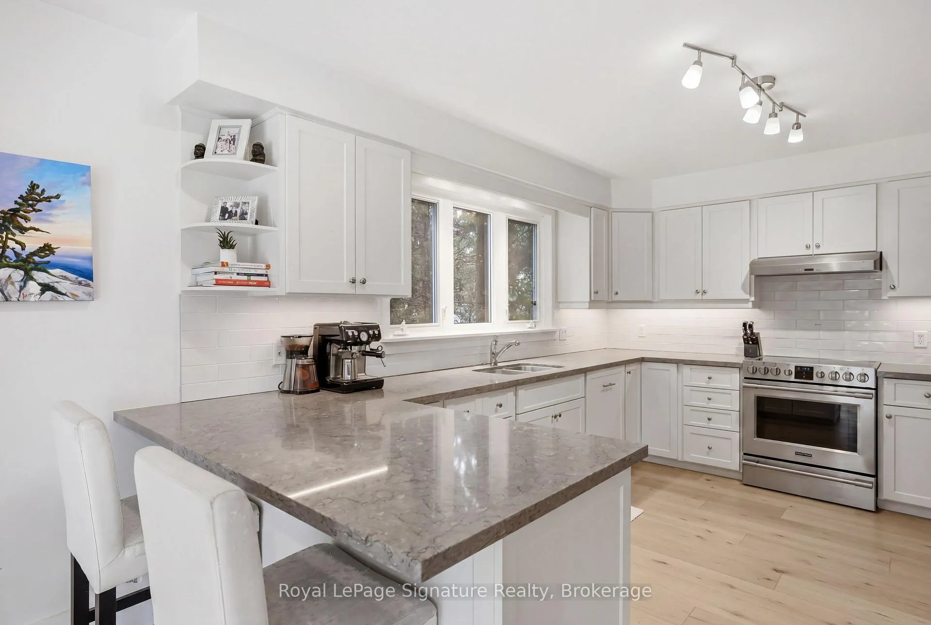 Photo 9 of 98 Moore Crescent, Blue Mountains — HOMEH