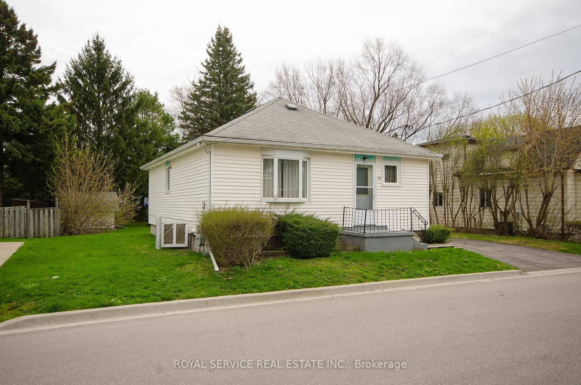 Photo 3 of 29 Prospect Street, Clarington, Bowmanville — HOMEH