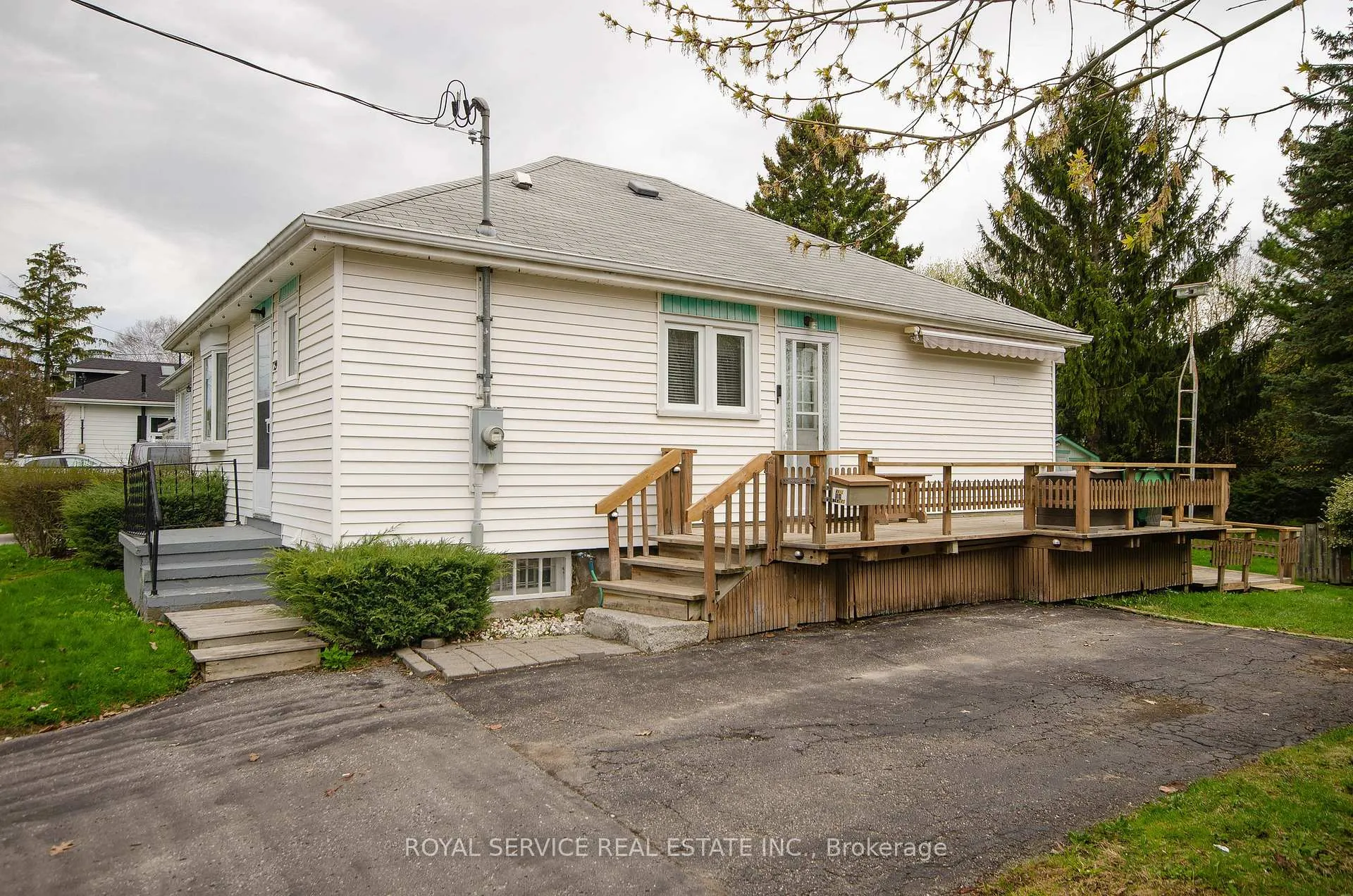 Photo 4 of 29 Prospect Street, Clarington, Bowmanville — HOMEH