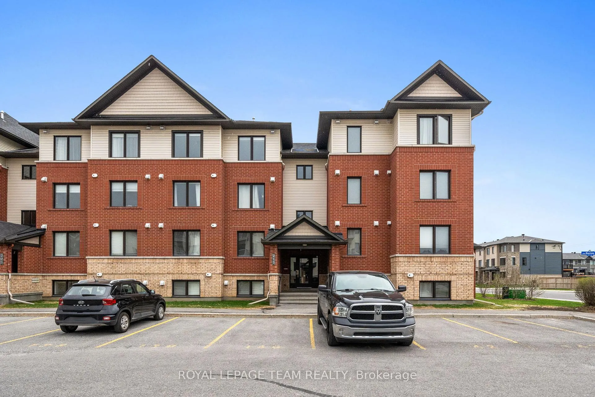 Photo 2 of Unit 6, 215 Bluestone Private, Ottawa, Avalon West — HOMEH