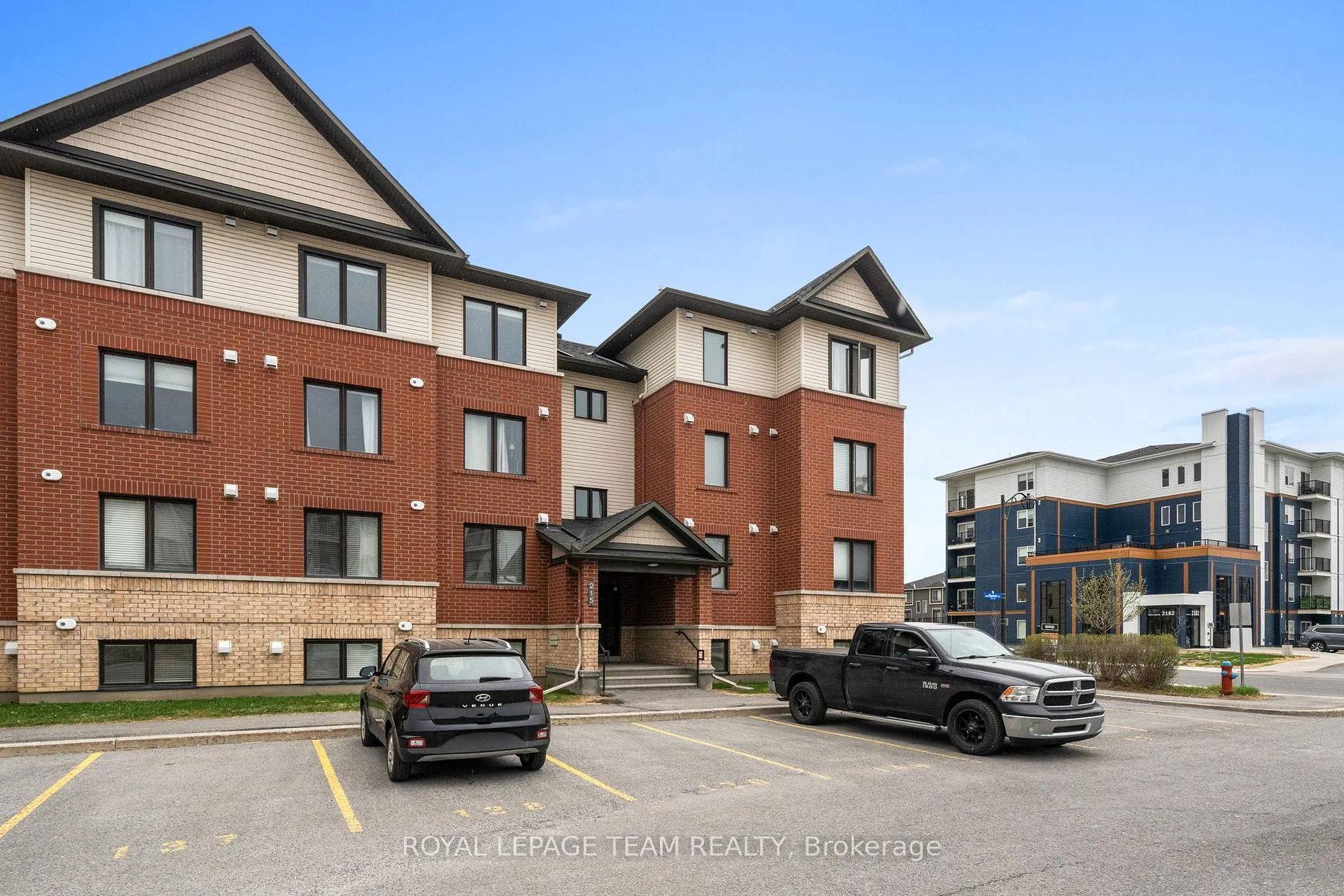 Photo 3 of Unit 6, 215 Bluestone Private, Ottawa, Avalon West — HOMEH