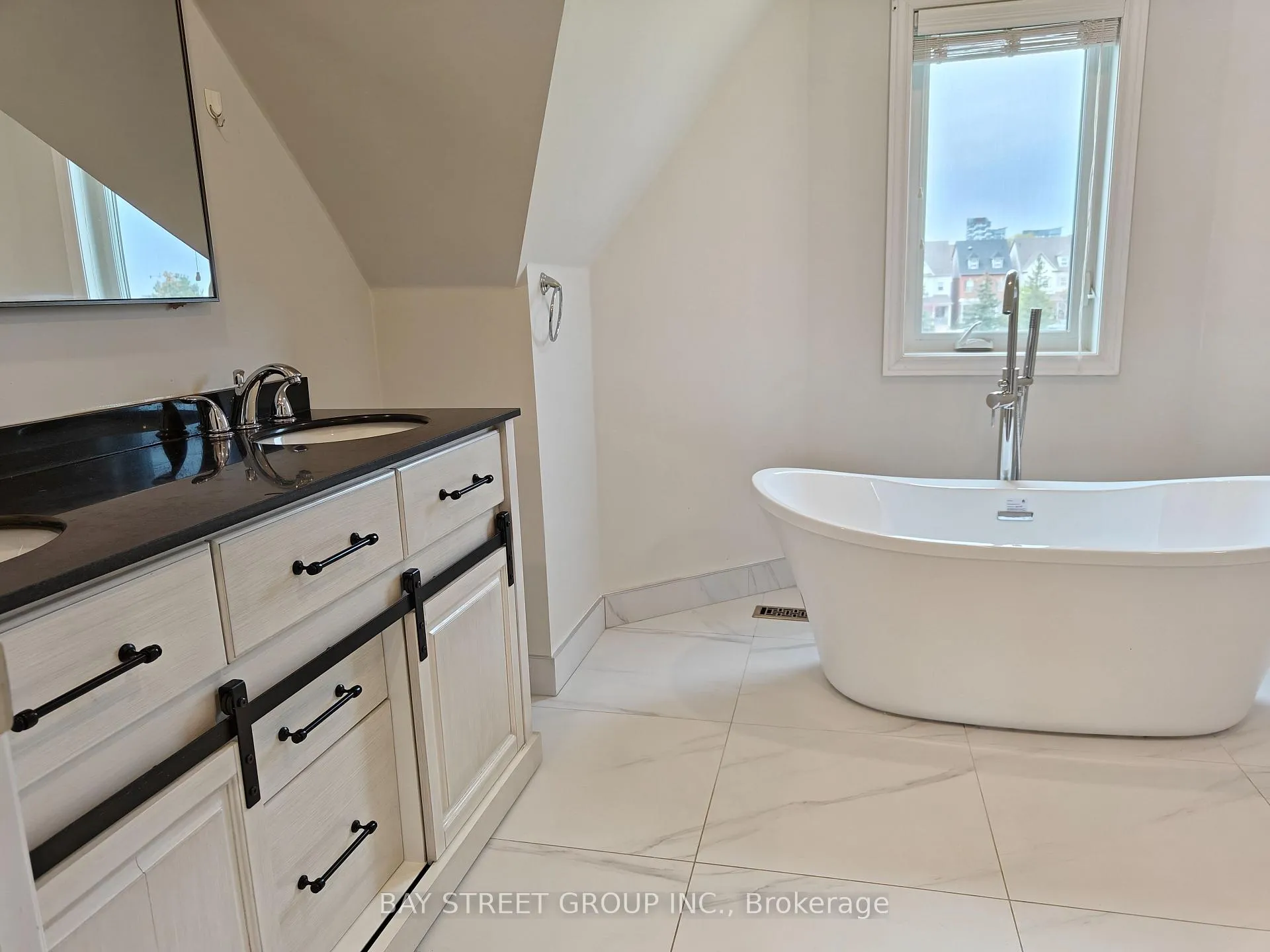 Photo 10 of 256 Glenashton Drive, Oakville, River Oaks — HOMEH
