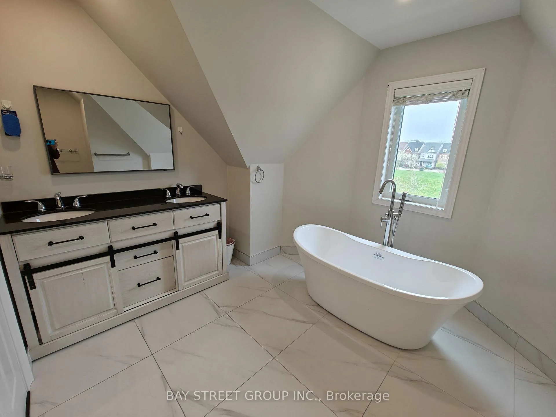 Photo 11 of 256 Glenashton Drive, Oakville, River Oaks — HOMEH