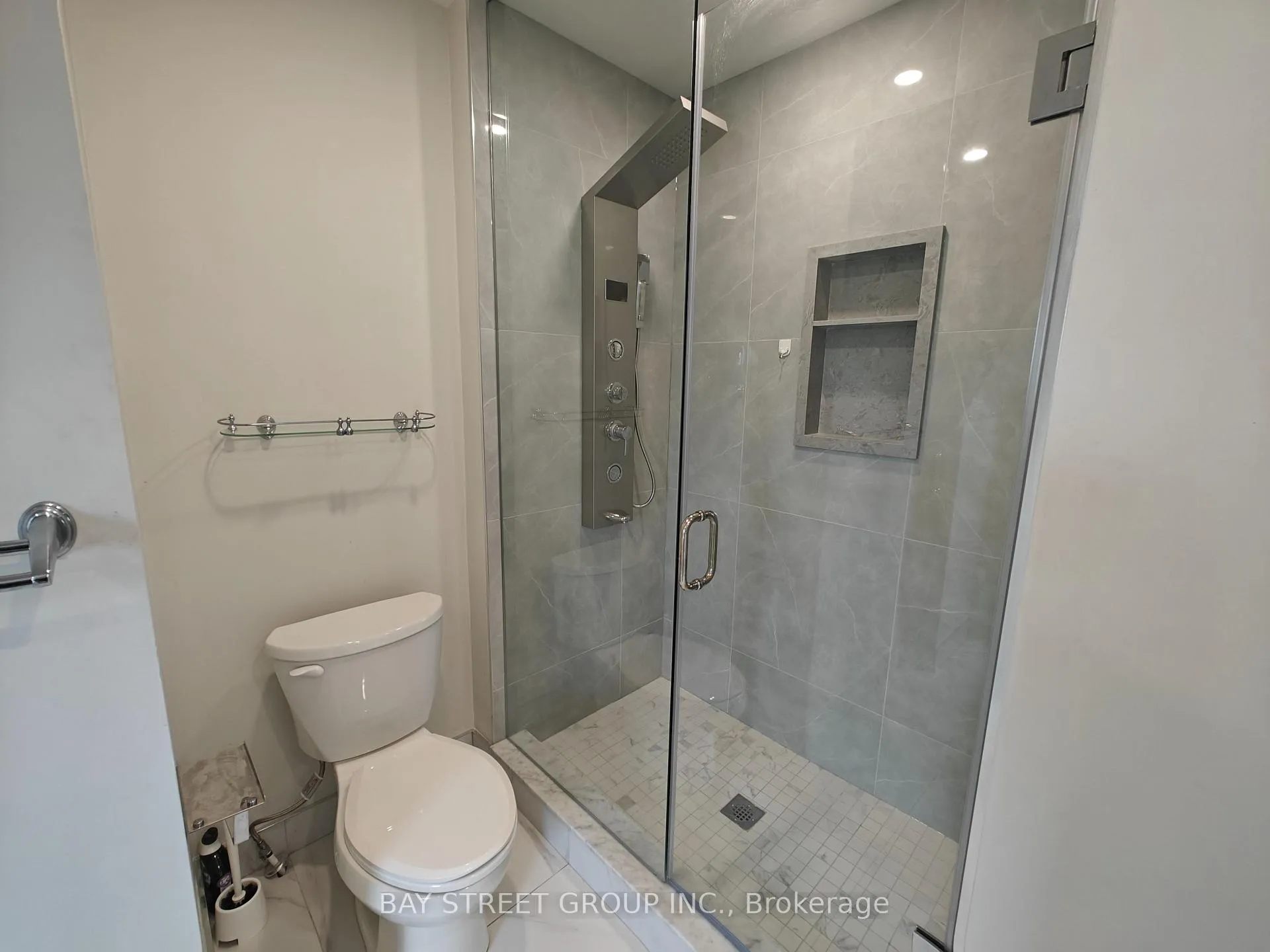 Photo 12 of 256 Glenashton Drive, Oakville, River Oaks — HOMEH