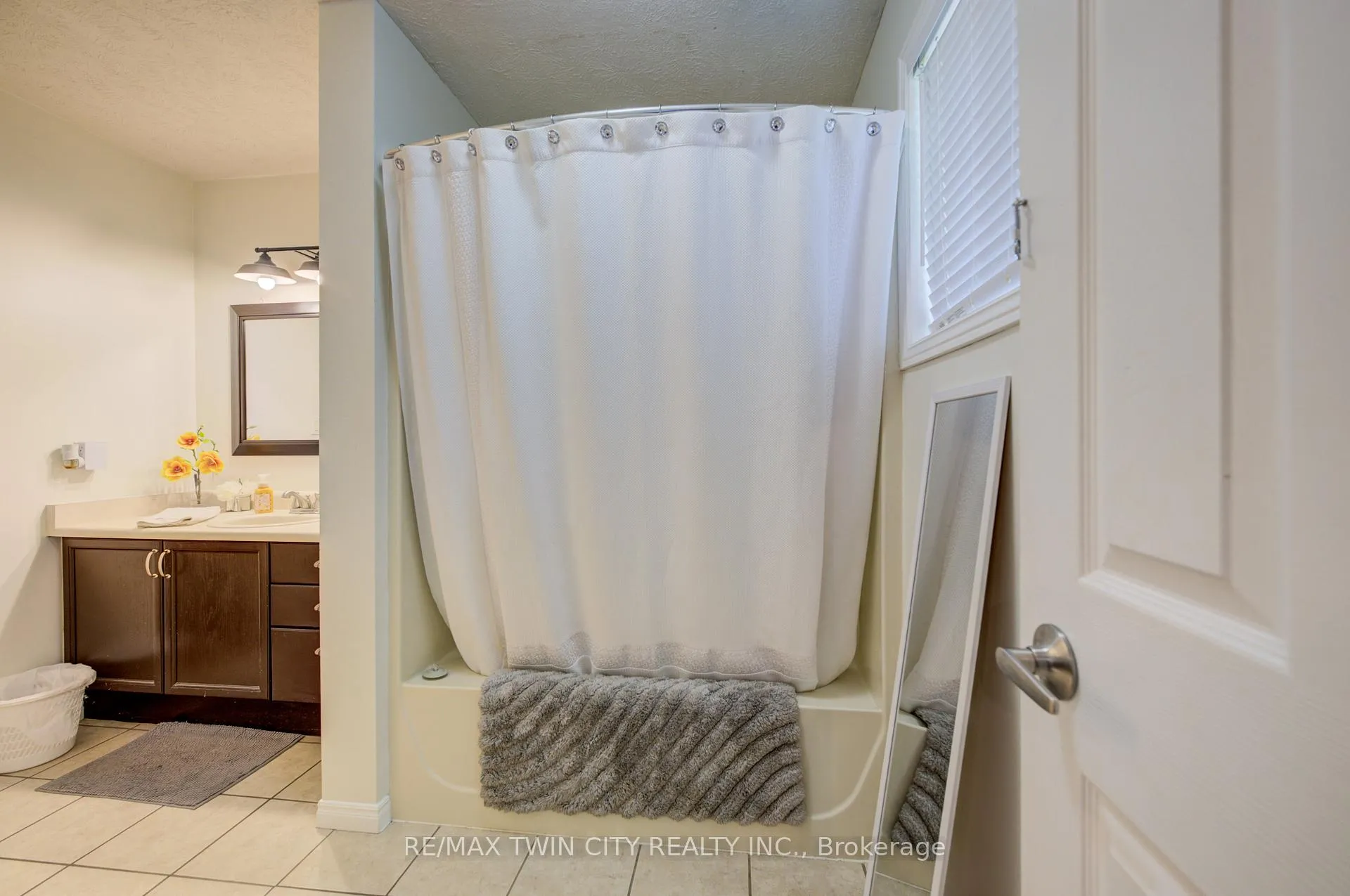 Photo 18 of 647 Kennard Crescent, Kincardine — HOMEH