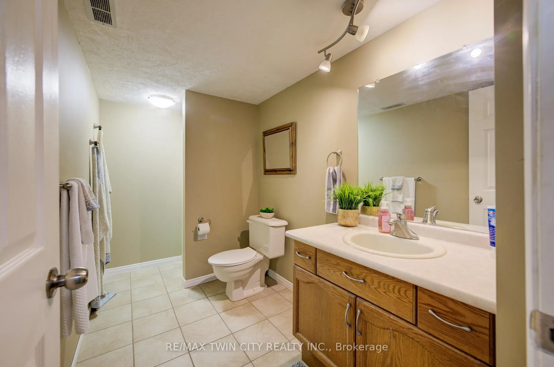 Photo 26 of 647 Kennard Crescent, Kincardine — HOMEH