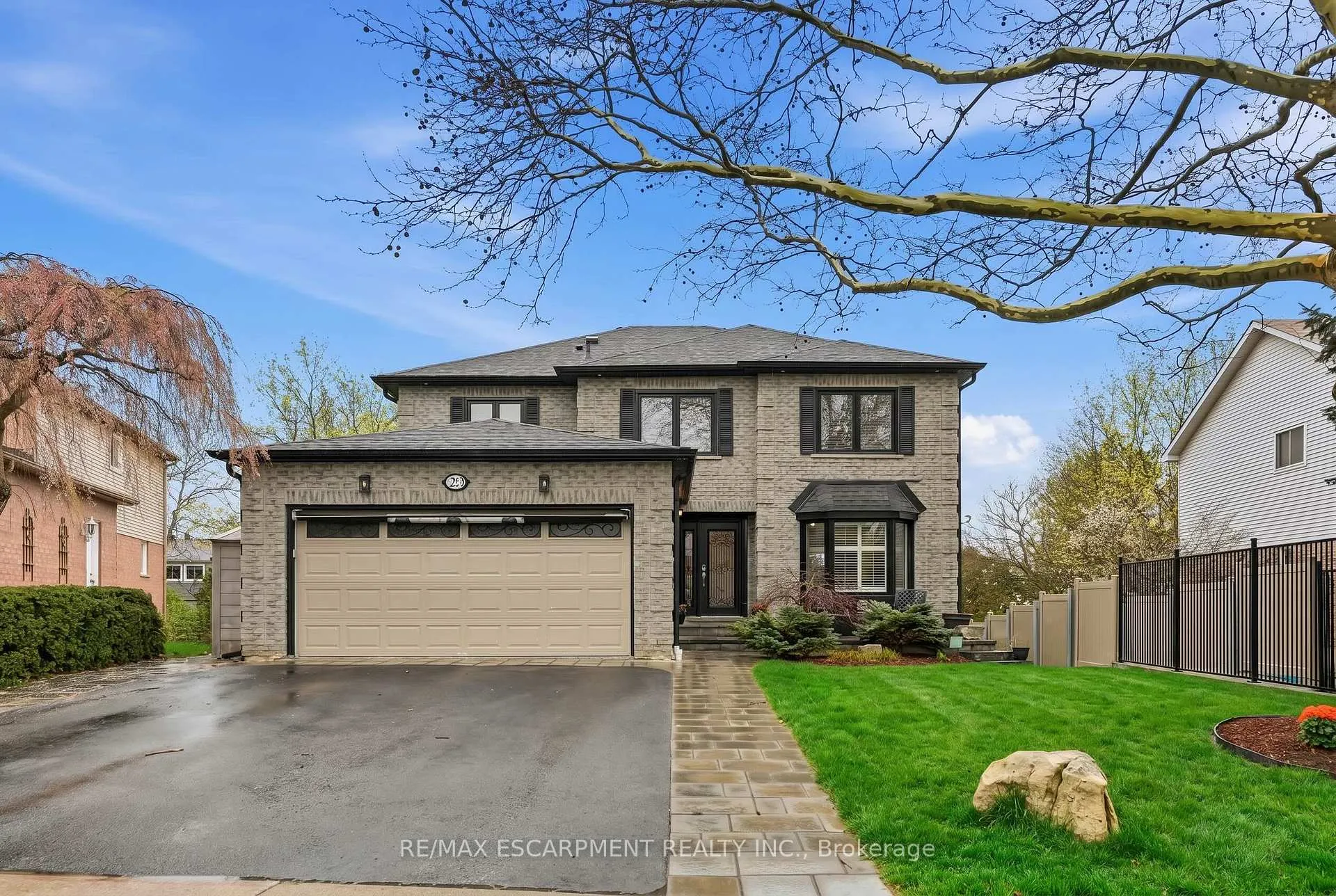 Photo 2 of 23 Golfview Crescent, Hamilton, Dundas — HOMEH
