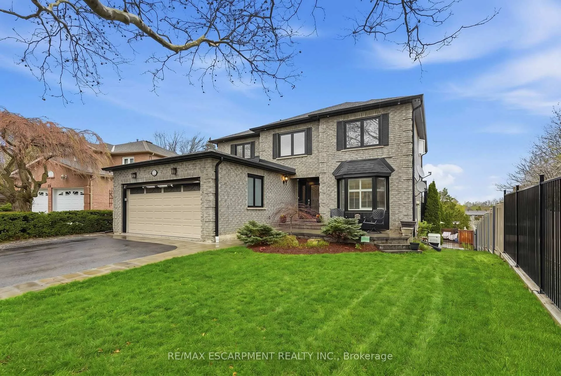 Photo 3 of 23 Golfview Crescent, Hamilton, Dundas — HOMEH