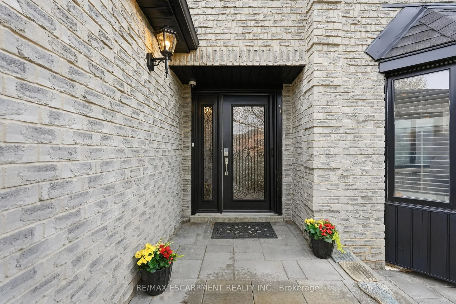 Photo 4 of 23 Golfview Crescent, Hamilton, Dundas — HOMEH