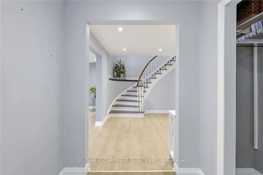 Photo 2 of 2401 Sinclair Circle, Burlington, Brant Hills — HOMEH