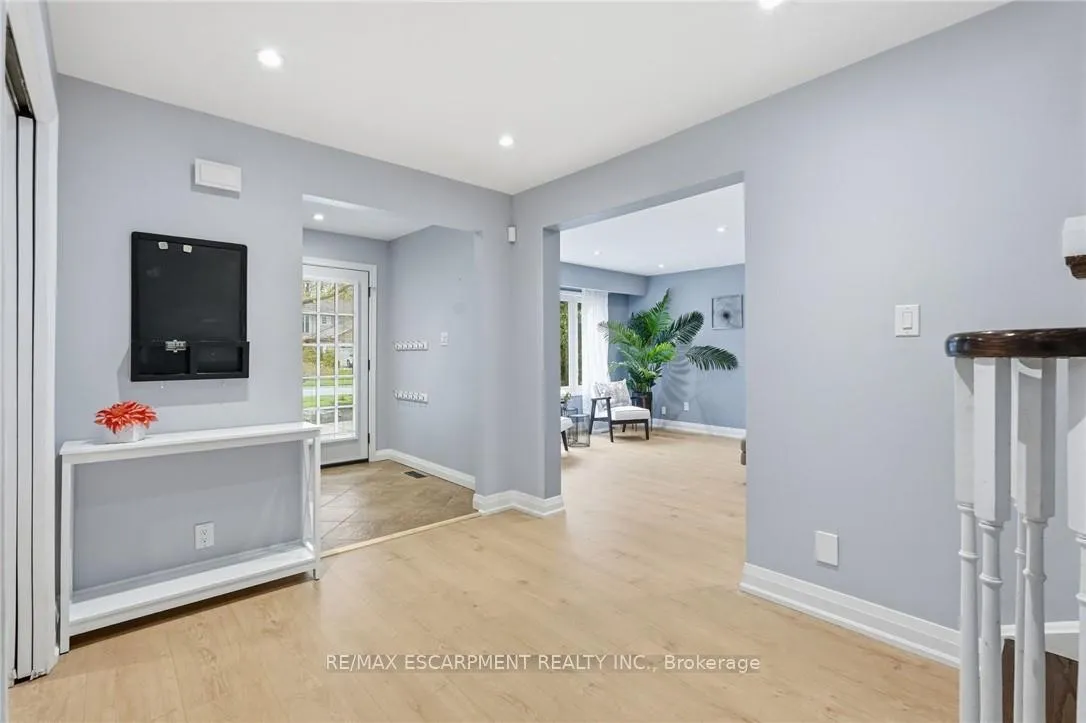 Photo 3 of 2401 Sinclair Circle, Burlington, Brant Hills — HOMEH