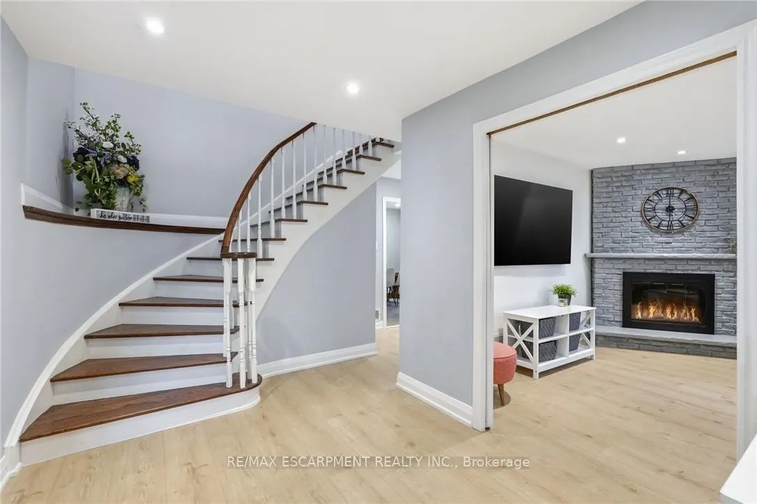 Photo 4 of 2401 Sinclair Circle, Burlington, Brant Hills — HOMEH