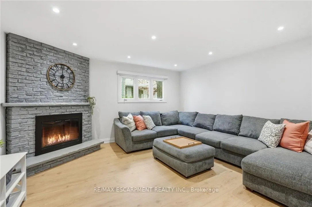 Photo 5 of 2401 Sinclair Circle, Burlington, Brant Hills — HOMEH