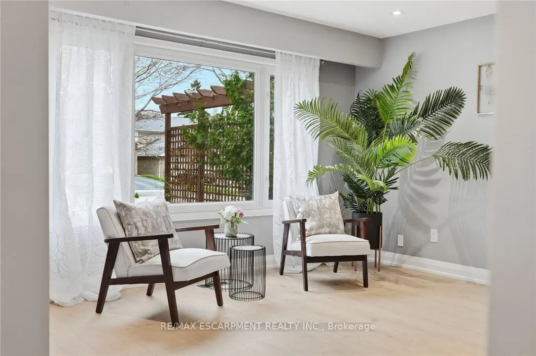 Photo 6 of 2401 Sinclair Circle, Burlington, Brant Hills — HOMEH